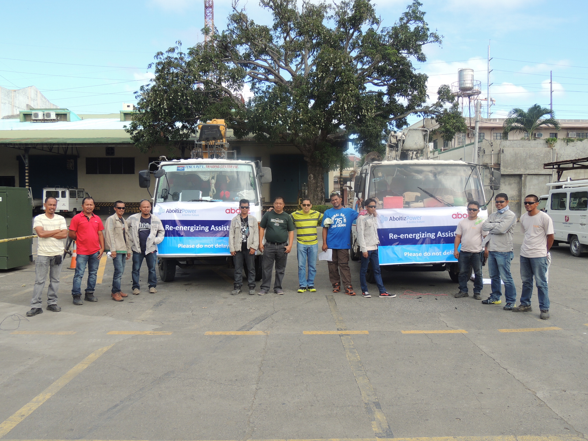 READY TO HELP. Davao Light AVP for Engineering Support Engr. Reynold Felix (center, third from right) and Distribution Network Department Manager Socrates Arce (center, second from right) together with the team sent to assist in re-energizing Sorsogon in December 2015 following Typhoon Nona. 