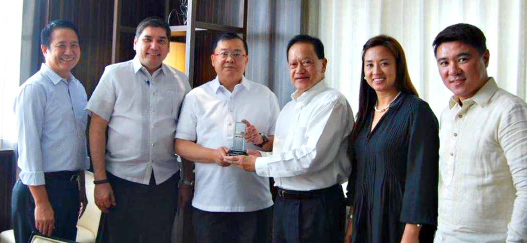 EFFECTIVE OPERATIONAL PERFORMANCE Megalink has named UnionBank as one of the Top 3 awardees on effective operational performance for 2014 by marking one of the Highest Reply Rate in its network. The Bank was also recognized for deploying one of the Top 3 Performing Off-Site ATM for its Solaire and Casino machine. UnionBank executives SEVP Edwin Bautista, EVP Dennis Matutina, and SVP Ramon Duarte received the award together with Operational and Technical Management teams.