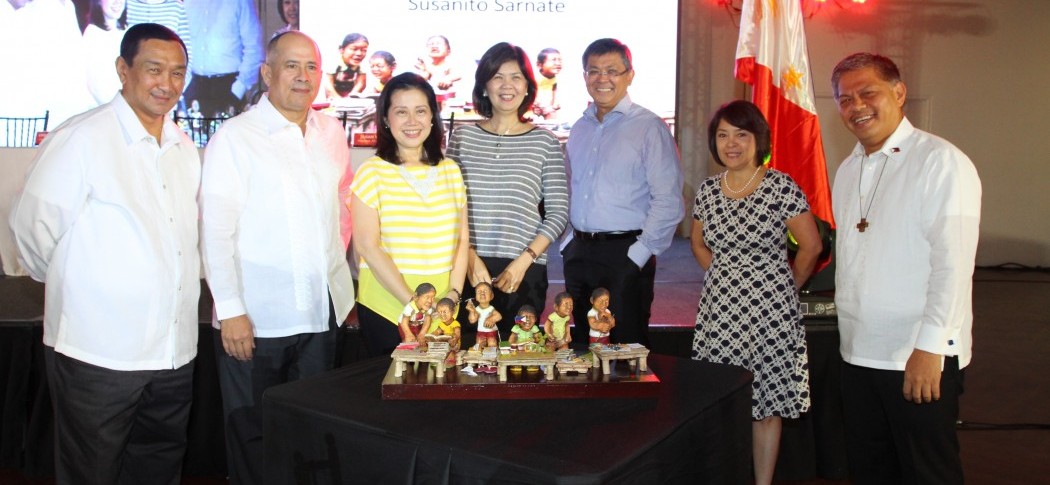 A STORY OF SHARING. Education Secretary Bro. Armin Luistro (right) applauded the 40 new Silid Pangarap kindergarten classrooms turned over by Aboitiz Foundation in partnership with the Aklat, Gabay, Aruga Tungo sa Pag-angat at Pag-asa (AGAPP) Foundation. With him are (from left): Aboitiz Foundation Executive VP Augusto P. I. Carpio III, Aboitiz Foundation Chairman Erramon I. Aboitiz, AGAPP Foundation Chairperson Pinky Aquino-Abellada, AGAPP Executive Director Gel Caguioa, AGAPP Trustee Eddie Galvez, and Aboitiz Foundation President Susan V. Valdez.