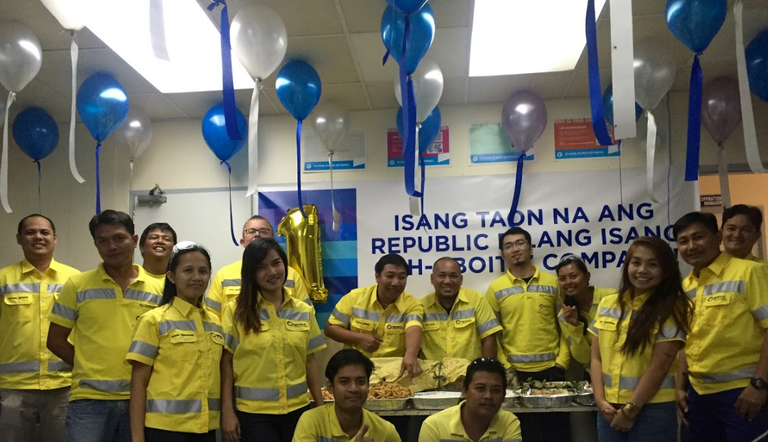 The Bulacan Aggregates Team gather together for a sumptuous lunch.