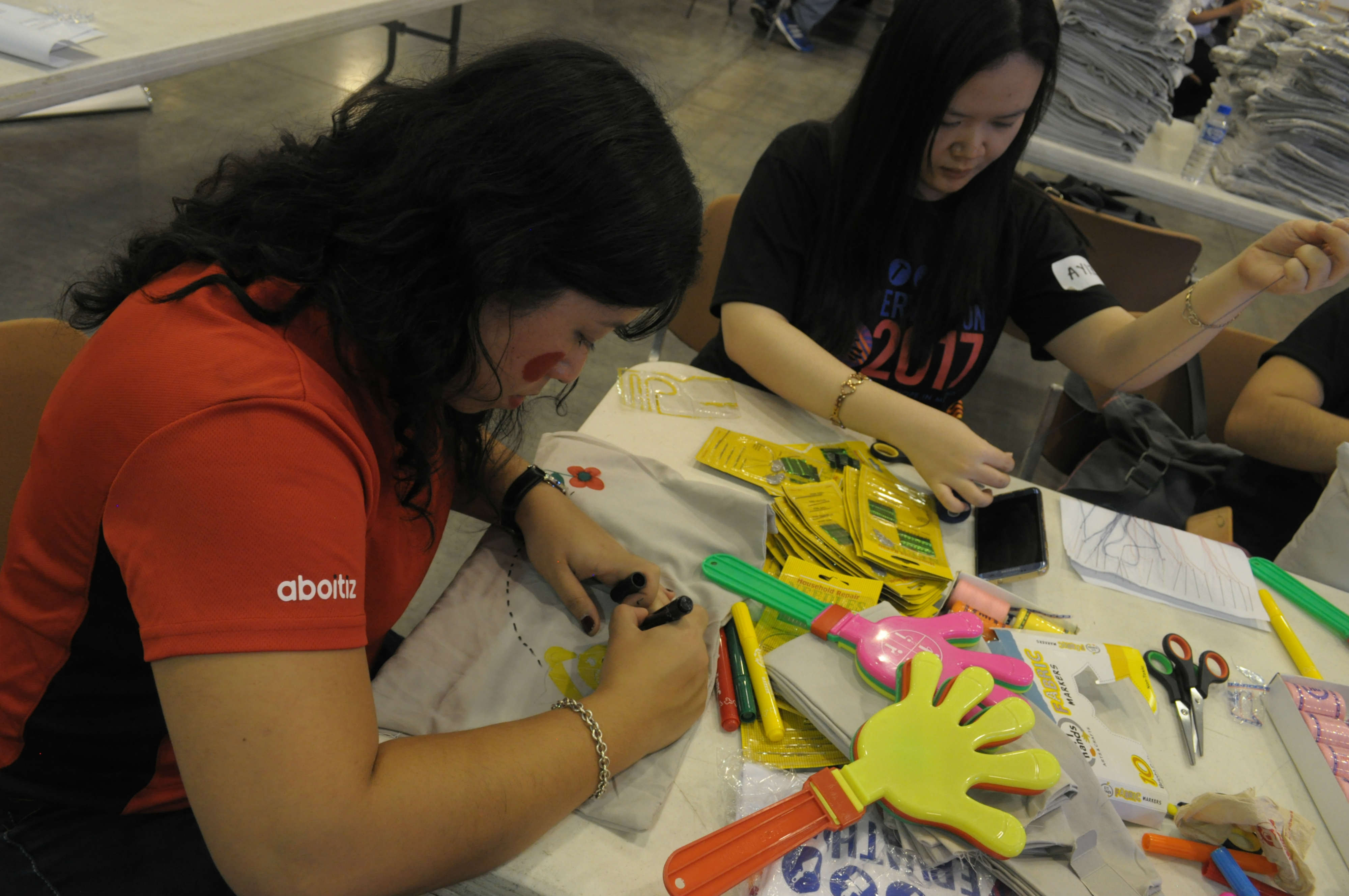 Aboitiz Group Volunteers Design Sleeping Kits