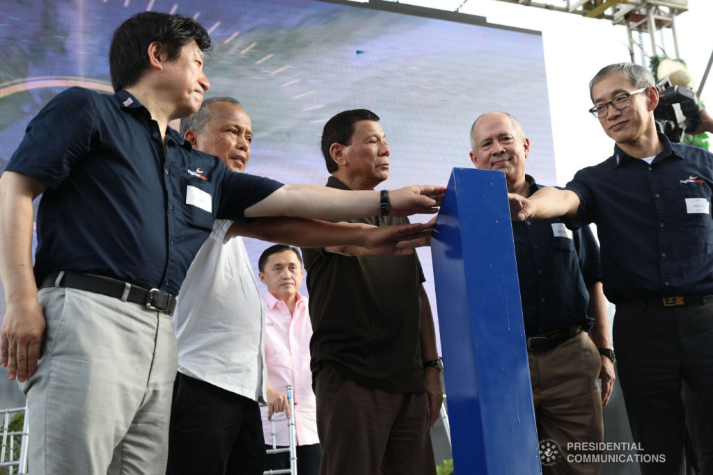 President Rodrigo Roa Duterte leads the ceremonial switch-on of the 420-MW Pagbilao Unit 3 Power Project during its inauguration in Pagbilao, Quezon on May 31, 2018. Joining the President are Jera Co. Inc. Chief Power Development Officer Toshiro Kudama, Energy Secretary Alfonso Cusi, Sec. Bong Go of the Office of the Special Assistant to the President, Aboitiz Equity Adventures Chief Operating Officer Sabin Aboitiz and Marubeni Corp. Senior Executive Officer for Power Projects and Plant Group Yasuo Hirotha. ROBINSON NIÑAL JR./PRESIDENTIAL PHOTO