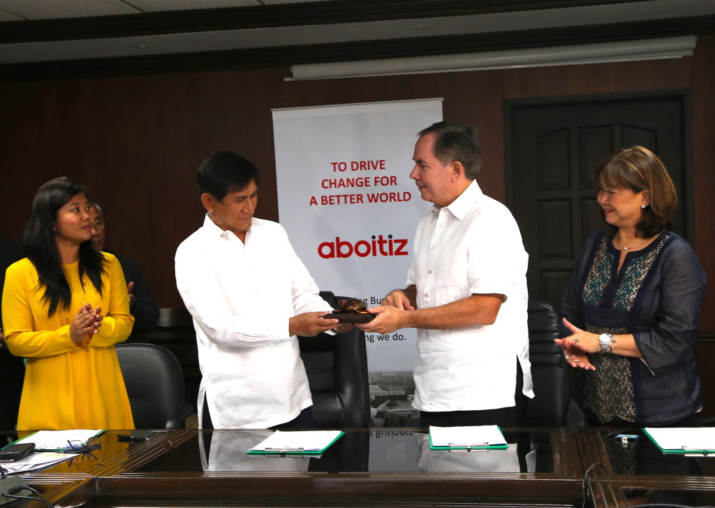BORACAY PARTNERSHIP. The MOA was signed by Secretary Roy Cimatu, Dir. Crisanta Marlene P. Rodriguez of the Biodiversity Management Bureau, Aboitiz Equity Ventures Chief Operating Officer Sabin M. Aboitiz, and Aboitiz Foundation Head Maribeth Marasigan.